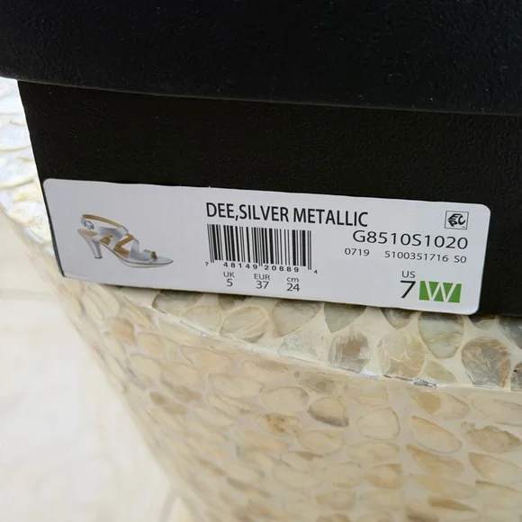 Naturalizer Heels Dee Silver Metallic Strappy Size 7W Wide Slingback - Picture 15 of 16